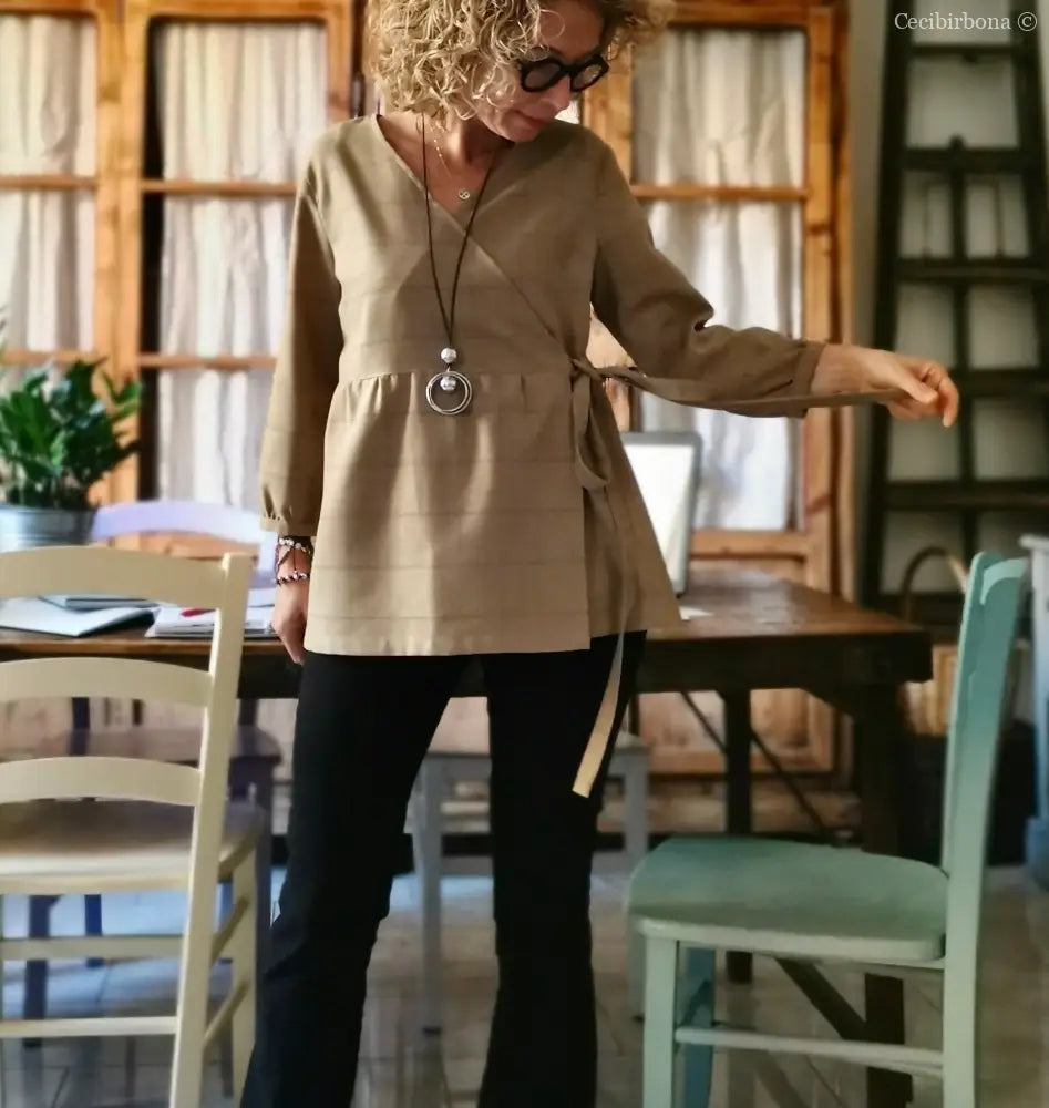 Camicia donna incrociata in lana beige (Ref. 100) camicia donna