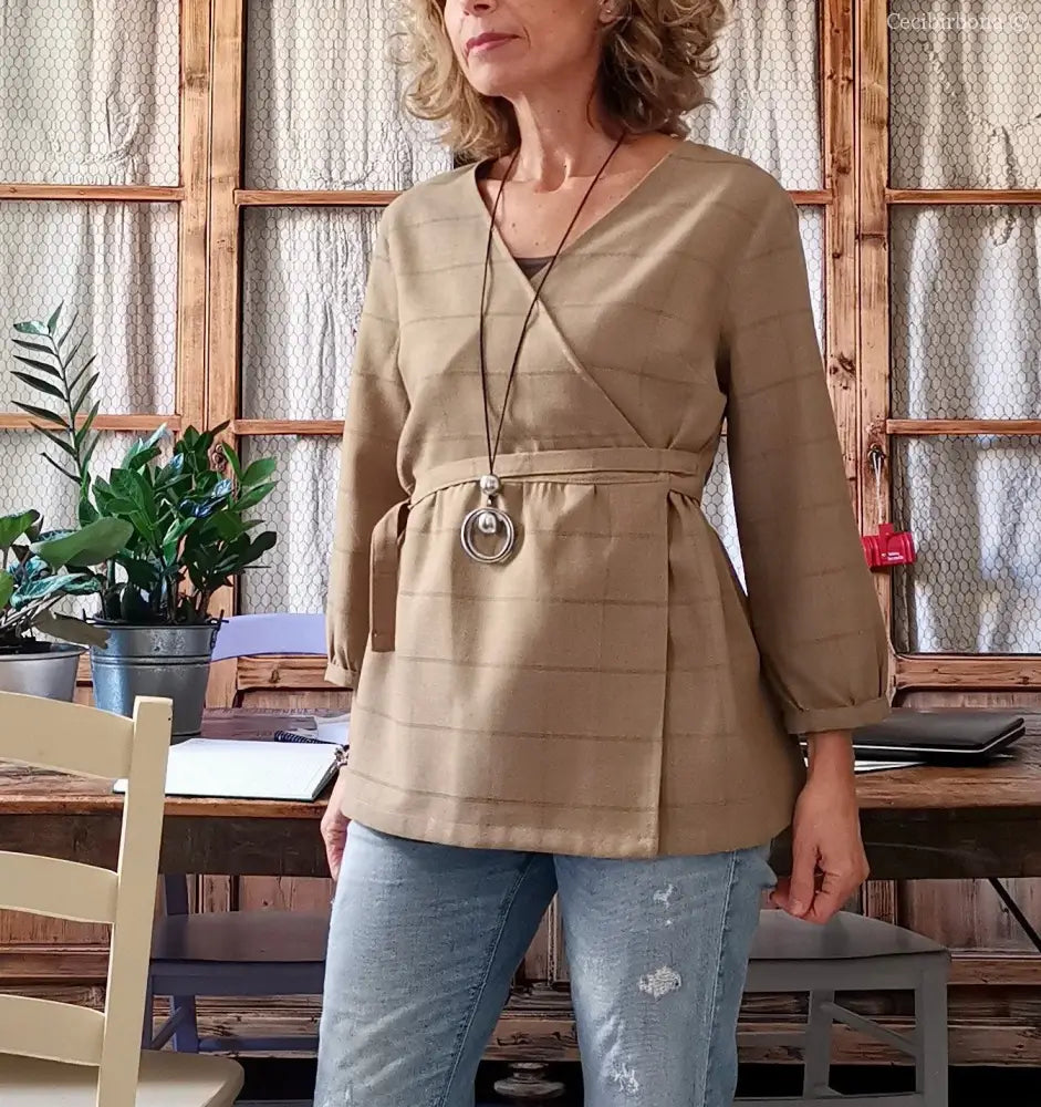 Camicia donna incrociata in lana beige (Ref. 100) camicia donna