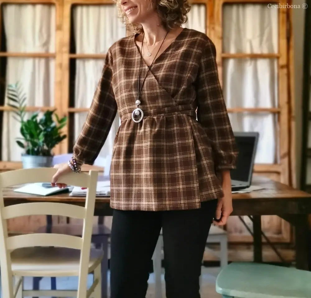 Camicia donna incrociata in lana tartan marrone (Ref. 99) camicia donna