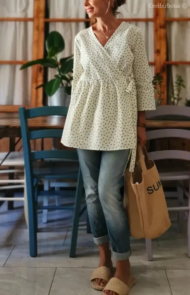 Camicia incrociata beige a fiorellini con maniche (Ref. 113) abbigliamento