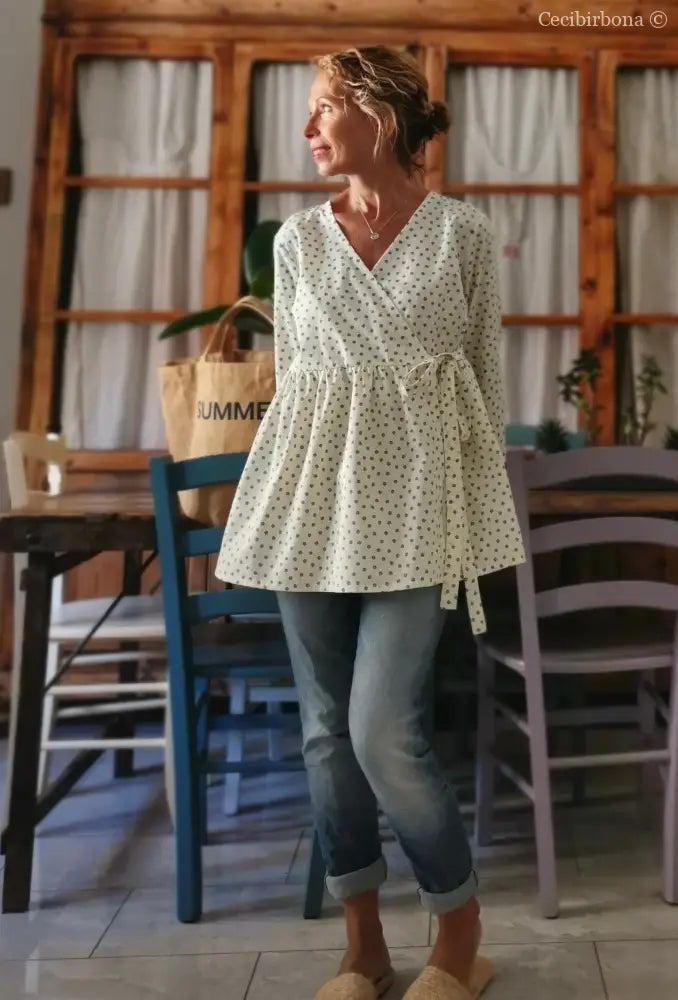 Camicia incrociata beige a fiorellini con maniche (Ref. 113) abbigliamento