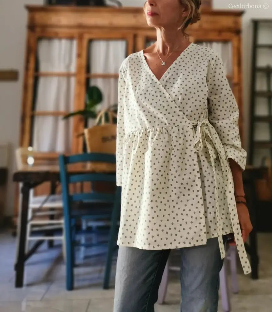 Camicia incrociata beige a fiorellini con maniche (Ref. 113) abbigliamento