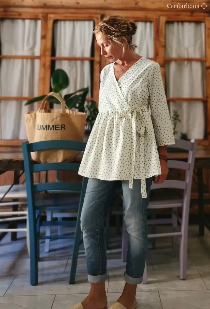 Camicia incrociata beige a fiorellini con maniche (Ref. 113) abbigliamento