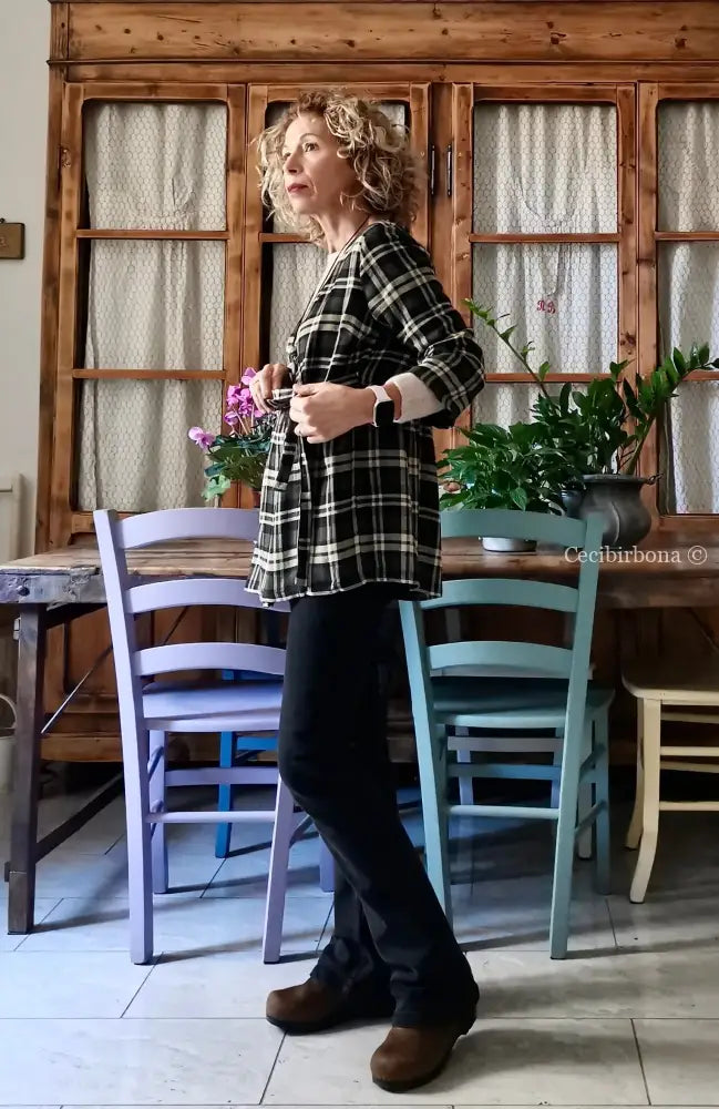 Camicia incrociata in lana tartan nera grigia e beige camicia donna