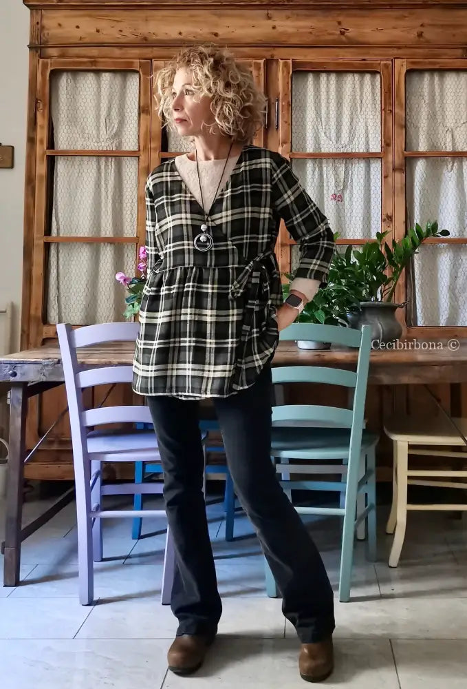 Camicia incrociata in lana tartan nera grigia e beige camicia donna