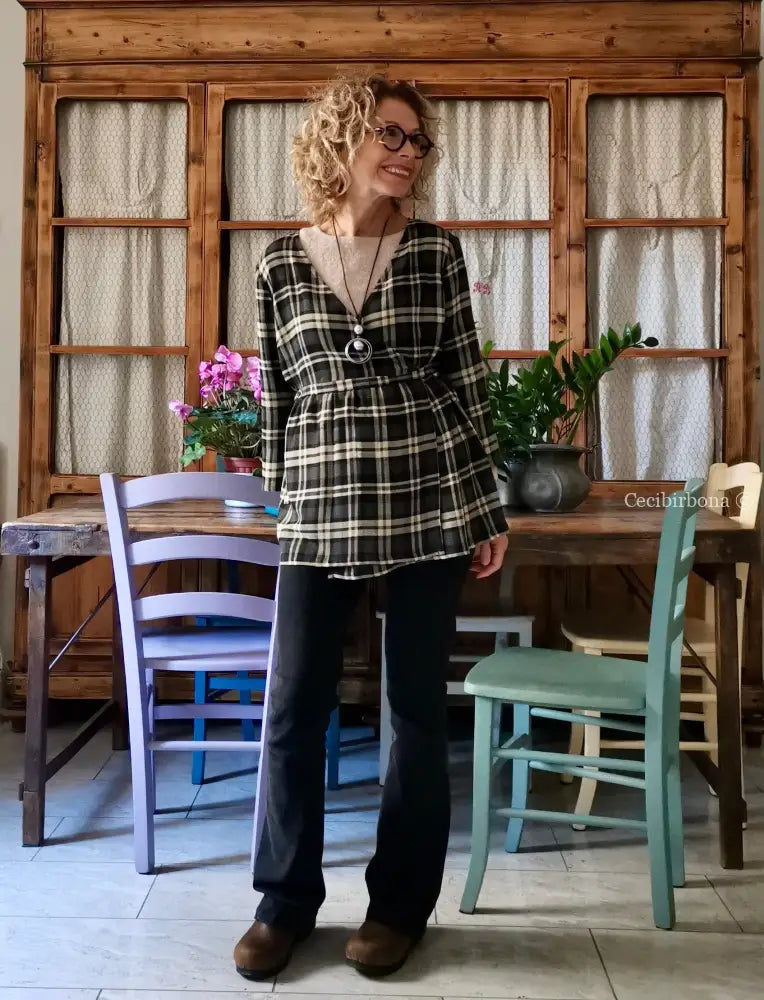 Camicia incrociata in lana tartan nera grigia e beige camicia donna