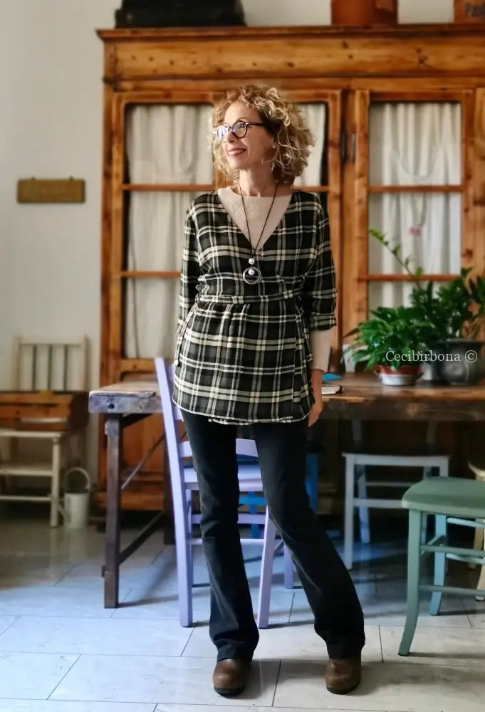 Camicia incrociata in lana tartan nera grigia e beige camicia donna
