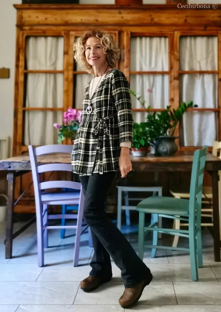 Camicia incrociata in lana tartan nera grigia e beige camicia donna