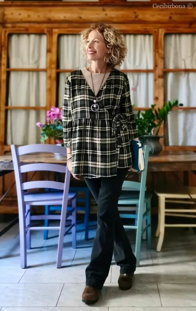 Camicia incrociata in lana tartan nera grigia e beige camicia donna