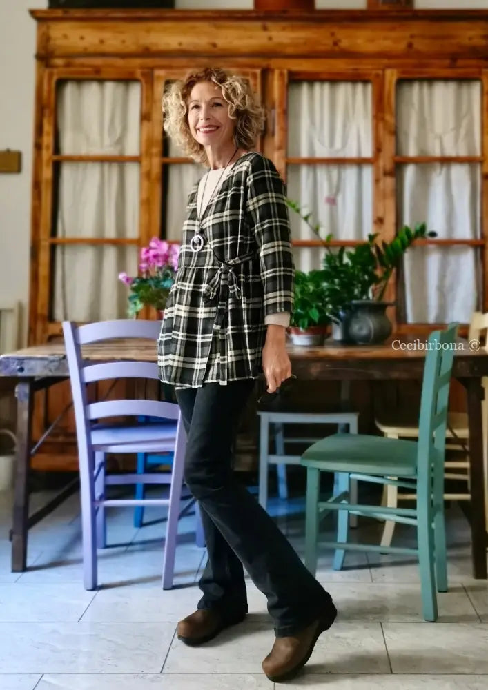 Camicia incrociata in lana tartan nera grigia e beige camicia donna