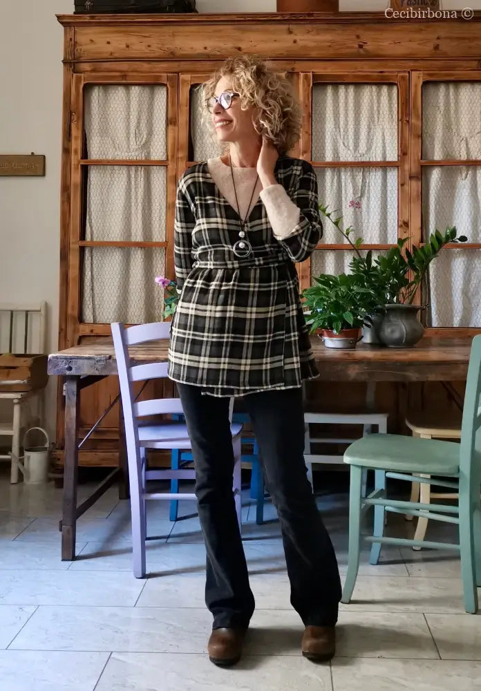 Camicia incrociata in lana tartan nera grigia e beige camicia donna