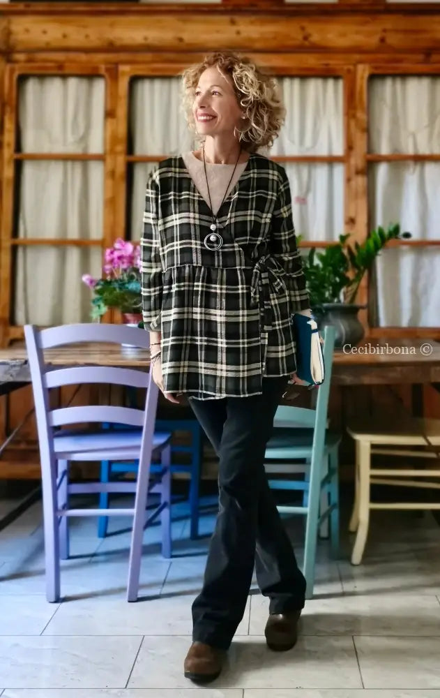 Camicia incrociata in lana tartan nera grigia e beige camicia donna