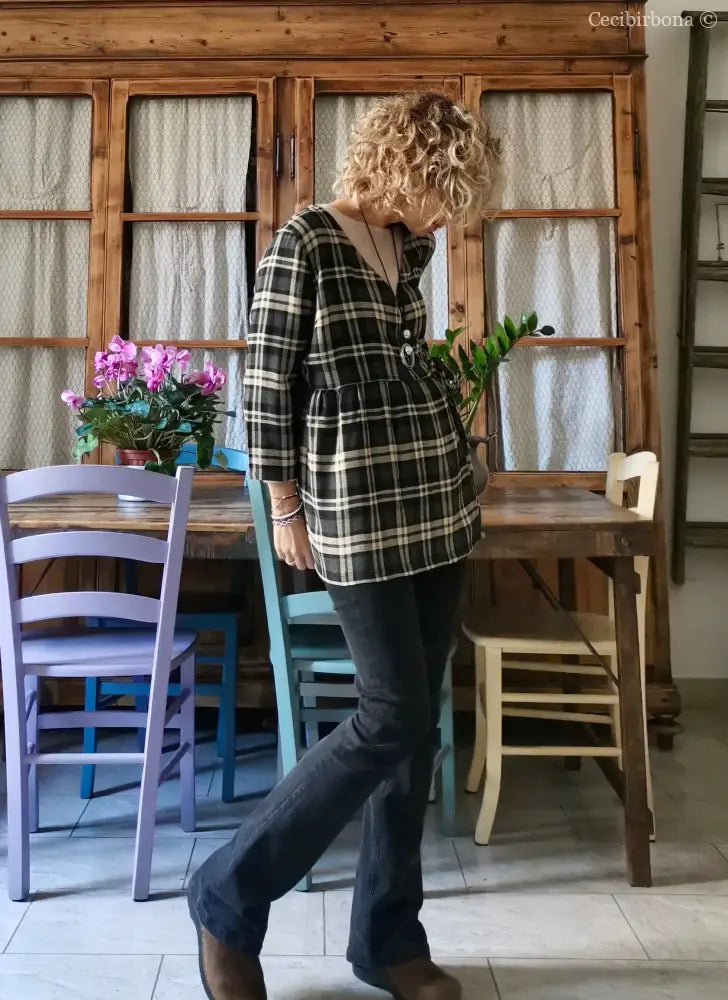 Camicia incrociata in lana tartan nera grigia e beige camicia donna