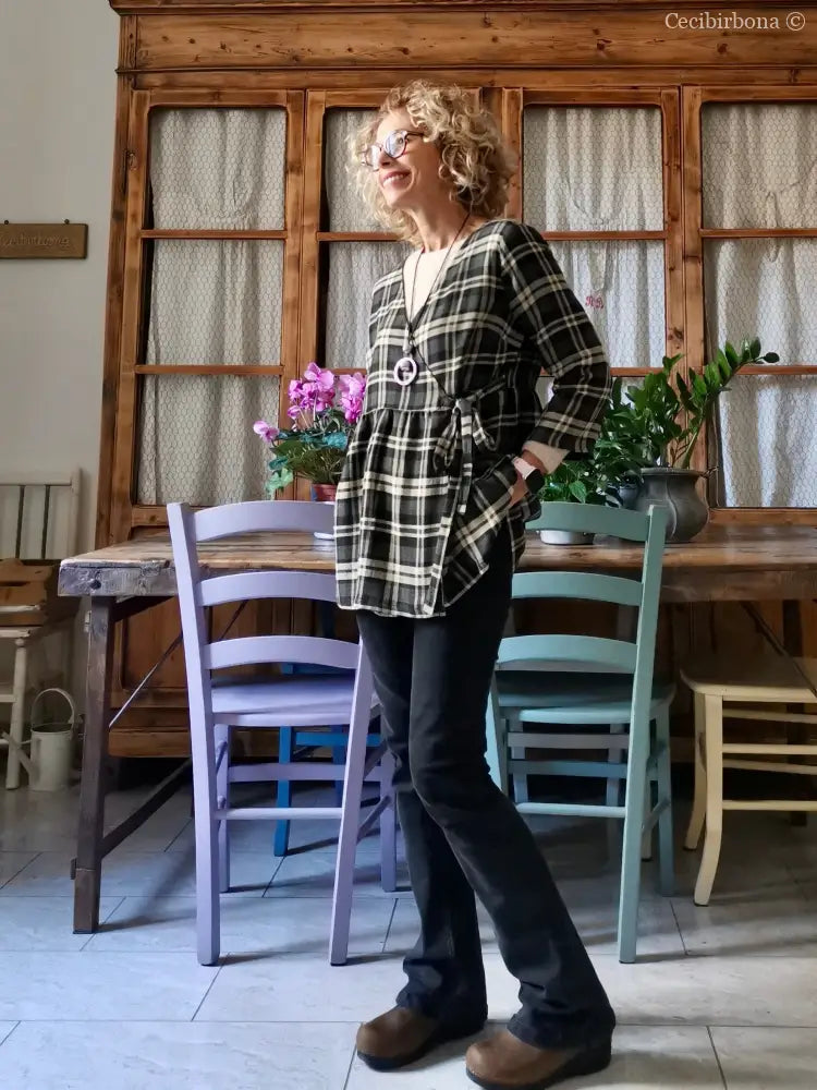 Camicia incrociata in lana tartan nera grigia e beige camicia donna