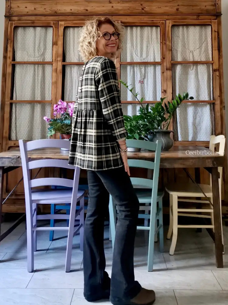 Camicia incrociata in lana tartan nera grigia e beige camicia donna