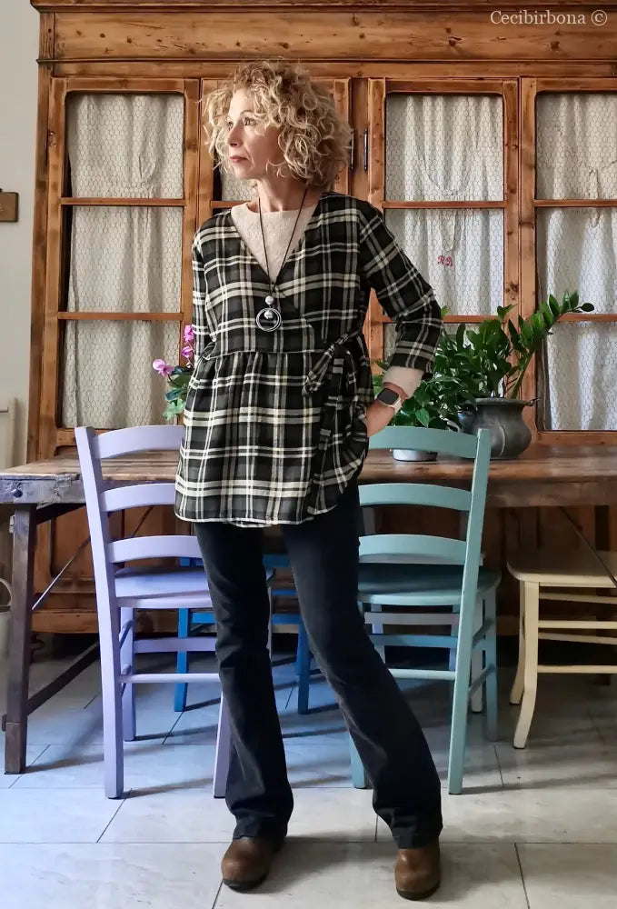 Camicia incrociata in lana tartan nera grigia e beige camicia donna