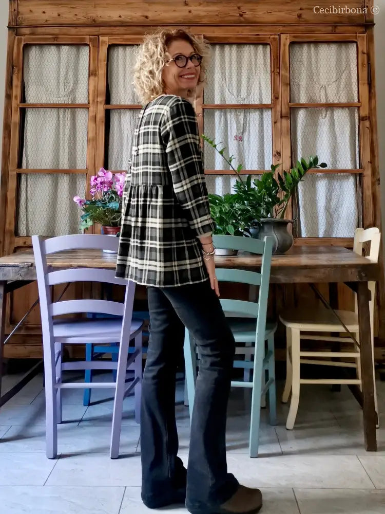 Camicia incrociata in lana tartan nera grigia e beige camicia donna