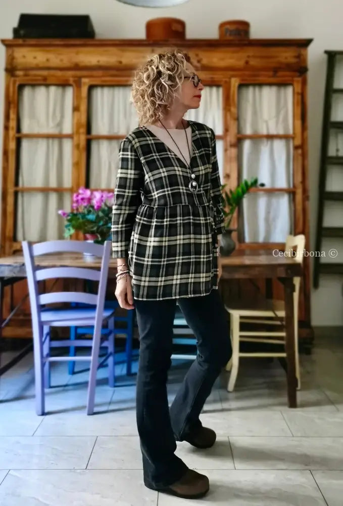 Camicia incrociata in lana tartan nera grigia e beige camicia donna
