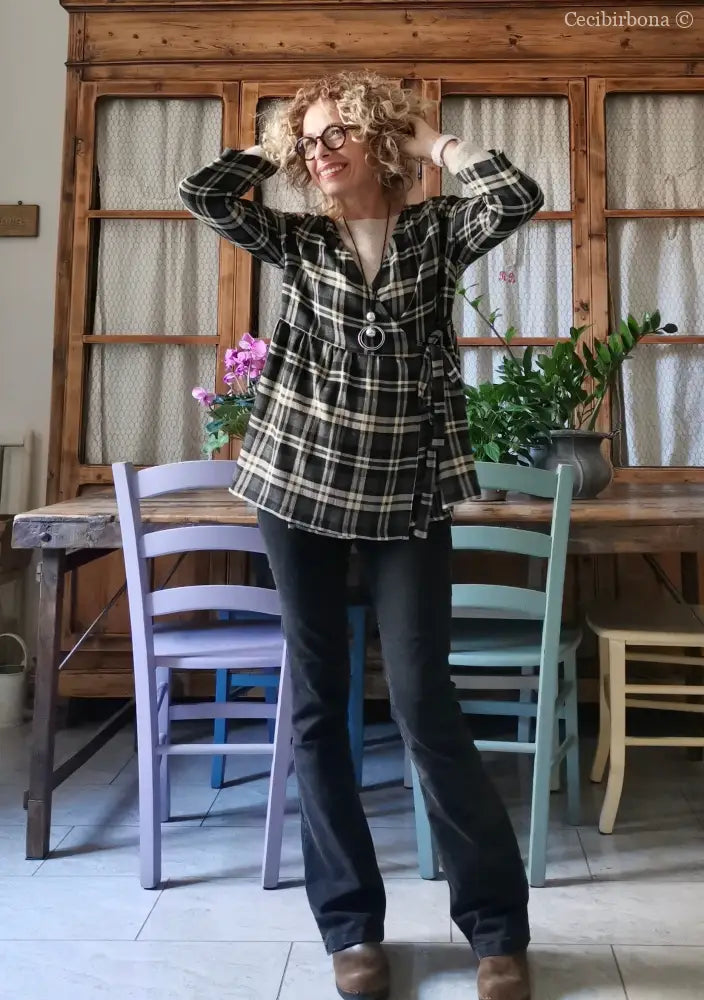 Camicia incrociata in lana tartan nera grigia e beige camicia donna