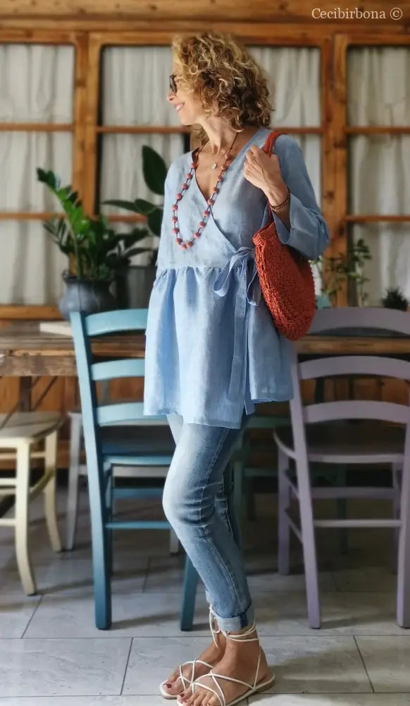 Camicia incrociata in lino celeste con maniche camicia donna