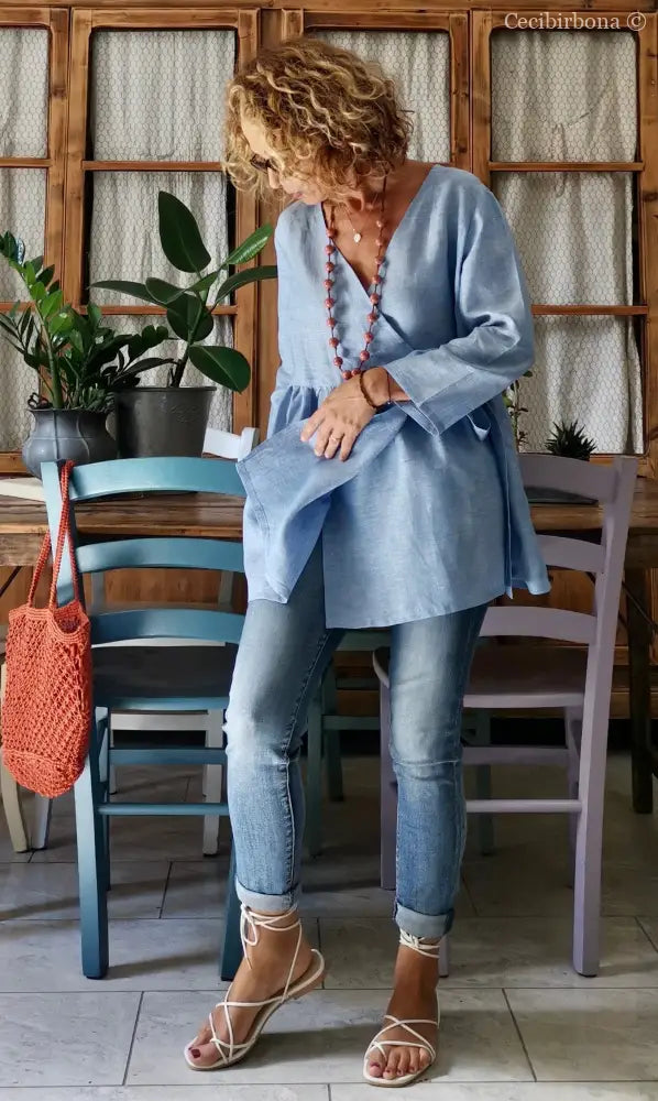 Camicia incrociata in lino celeste con maniche camicia donna