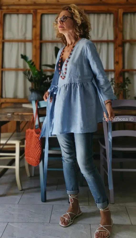 Camicia incrociata in lino celeste con maniche camicia donna