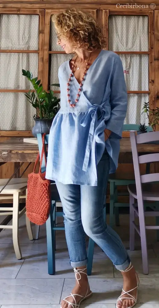 Camicia incrociata in lino celeste con maniche camicia donna