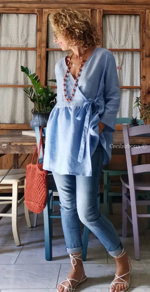 Camicia incrociata in lino celeste con maniche camicia donna