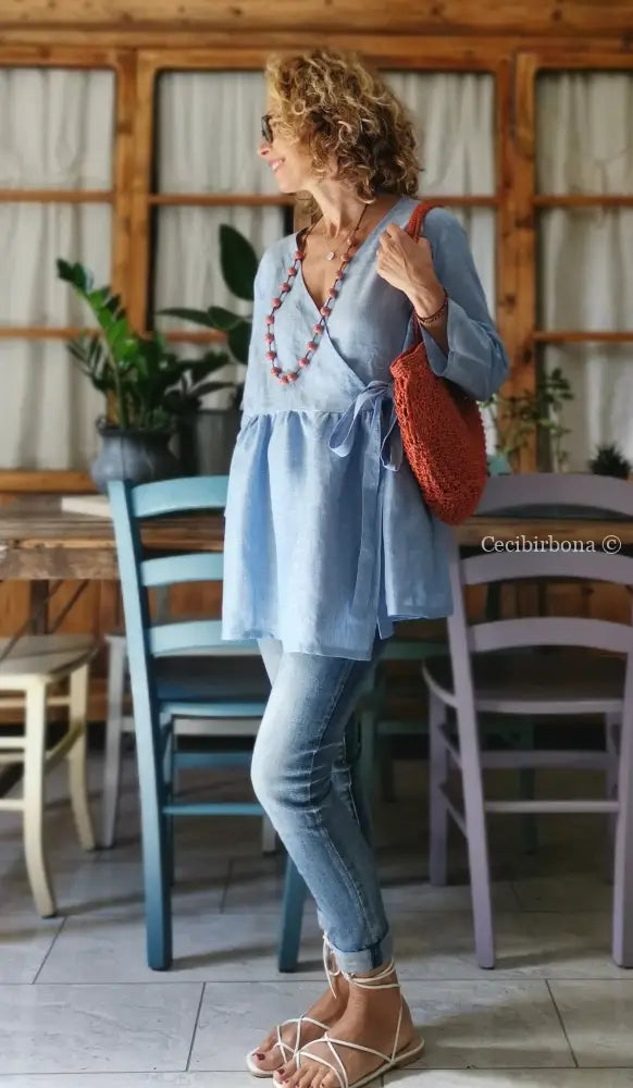 Camicia incrociata in lino celeste con maniche camicia donna