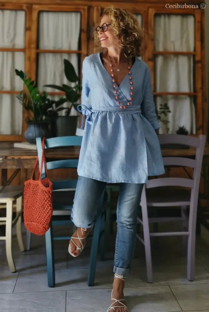 Camicia incrociata in lino celeste con maniche camicia donna