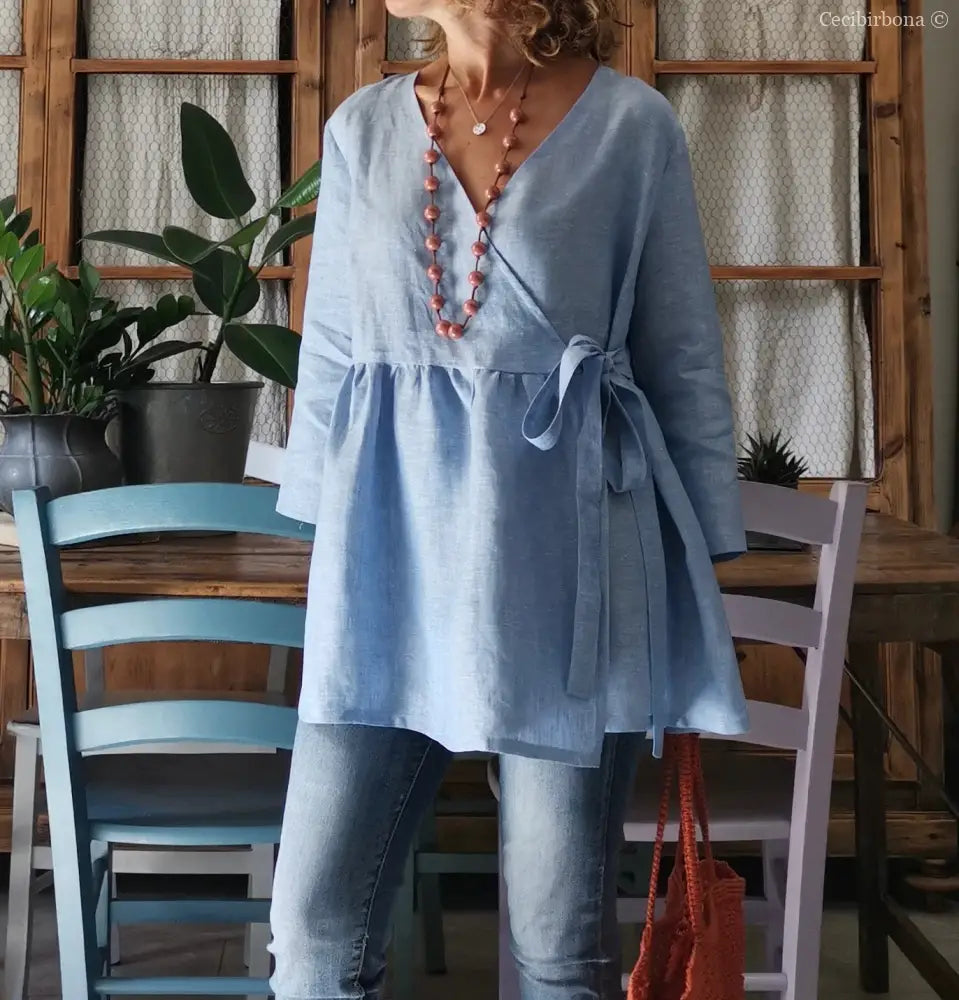 Camicia incrociata in lino celeste con maniche camicia donna