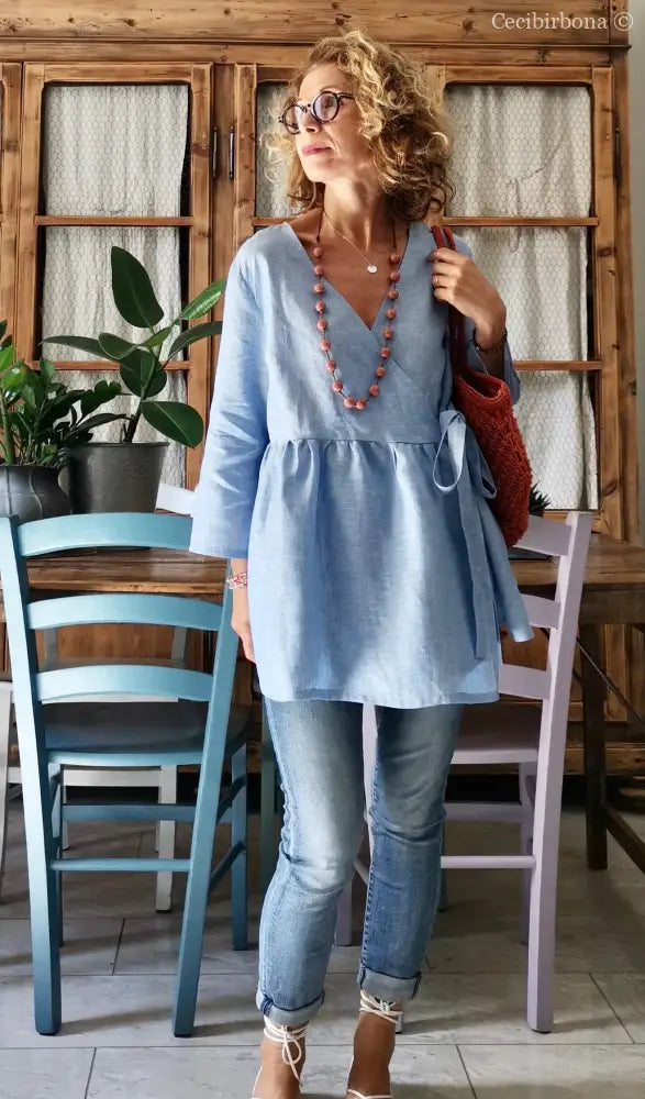 Camicia incrociata in lino celeste con maniche camicia donna