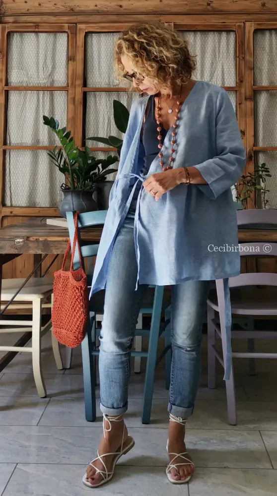Camicia incrociata in lino celeste con maniche camicia donna