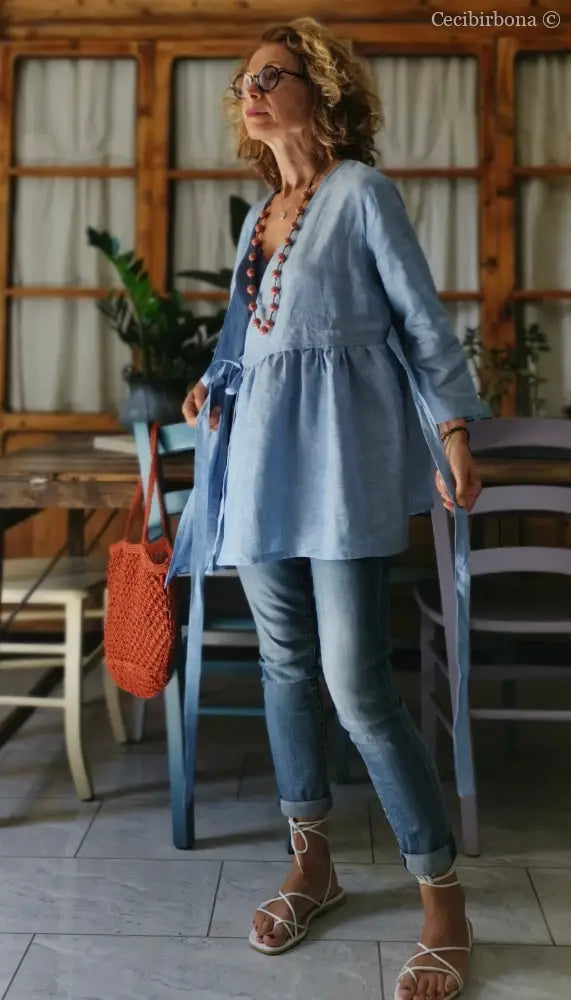 Camicia incrociata in lino celeste con maniche camicia donna