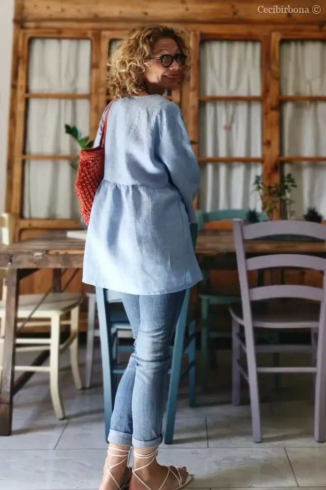 Camicia incrociata in lino celeste con maniche camicia donna