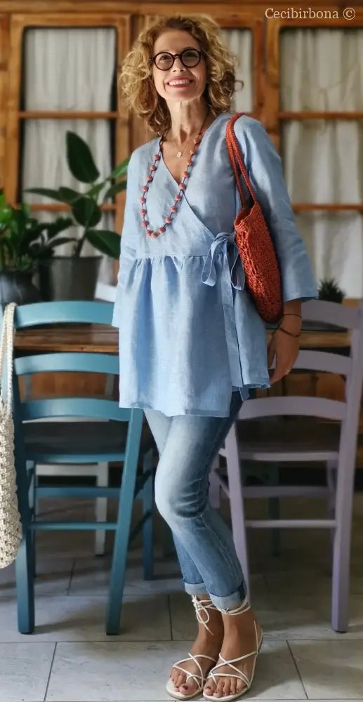 Camicia incrociata in lino celeste con maniche camicia donna