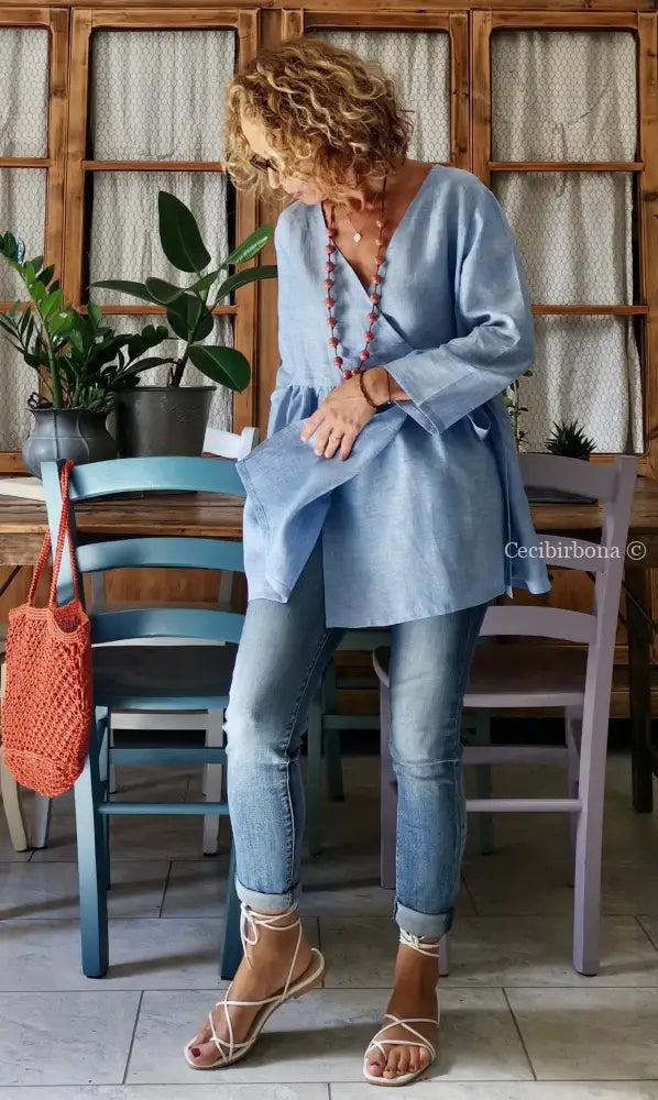 Camicia incrociata in lino celeste con maniche camicia donna