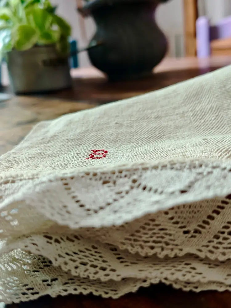 Canovaccio con pizzo e cifra rossa B Canovaccio