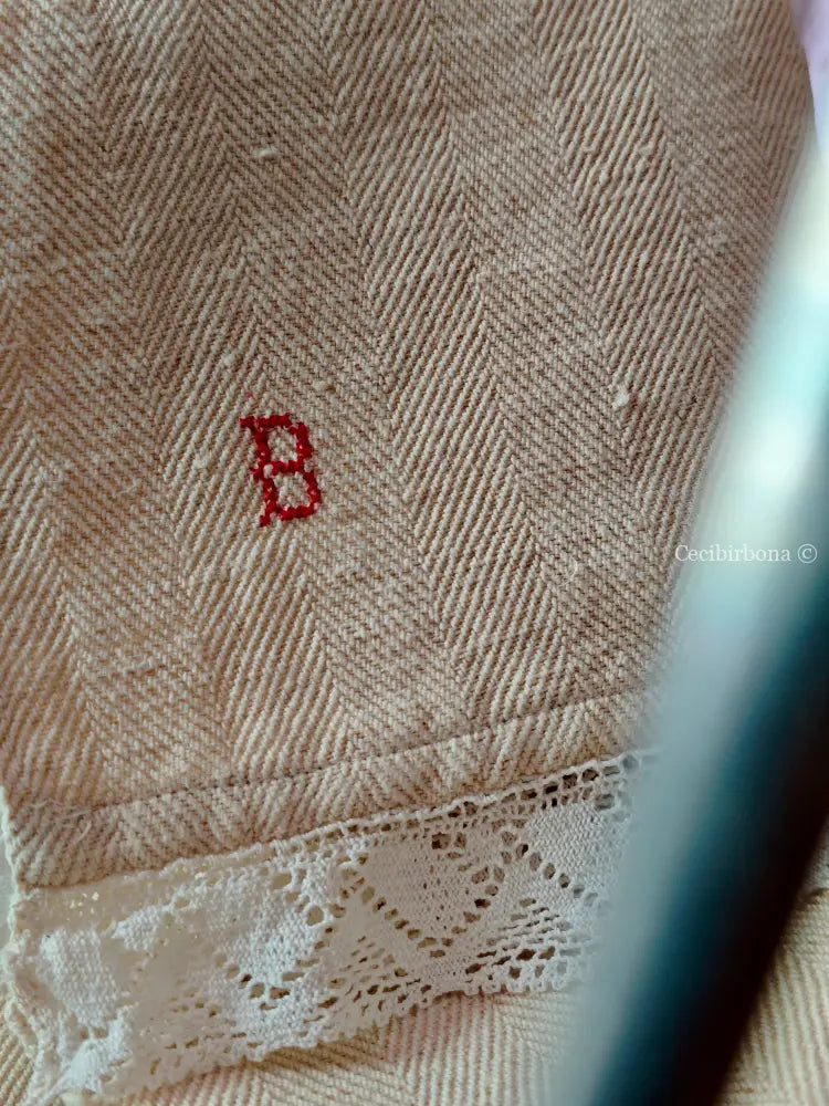 Canovaccio con pizzo e cifra rossa B Canovaccio