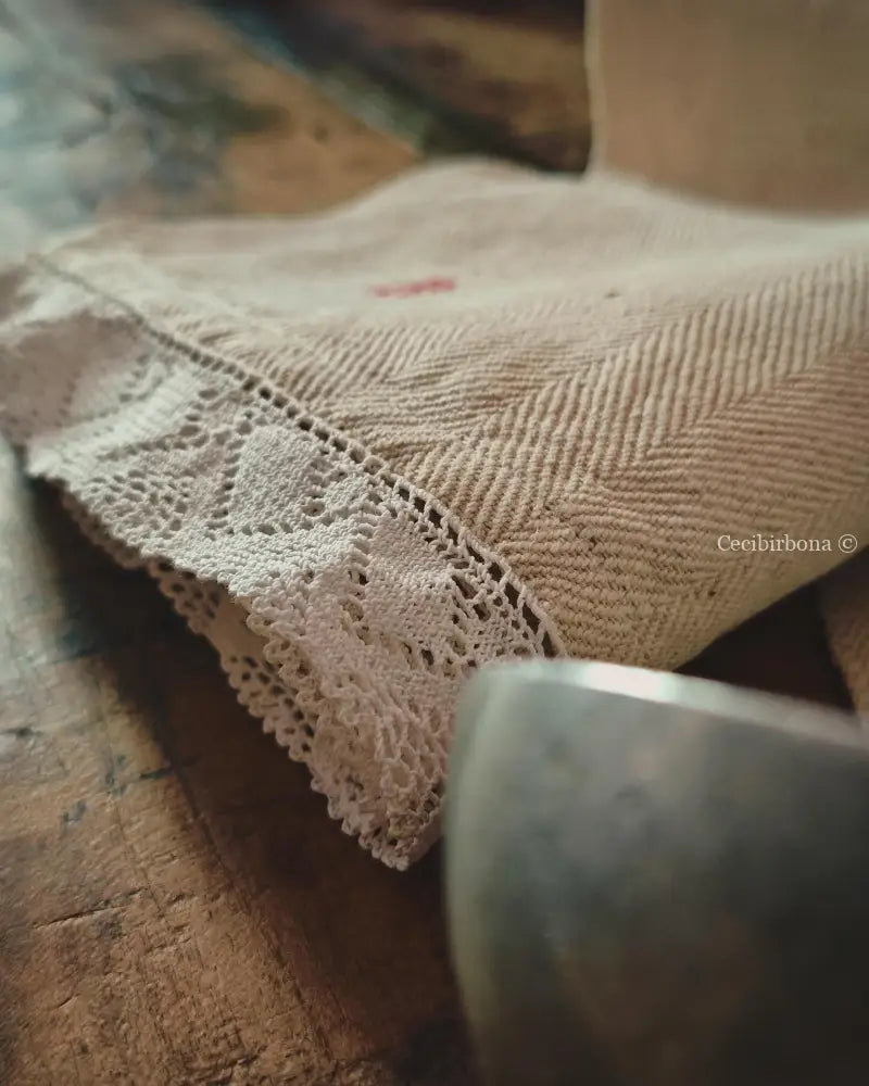 Canovaccio con pizzo e cifra rossa B Canovaccio