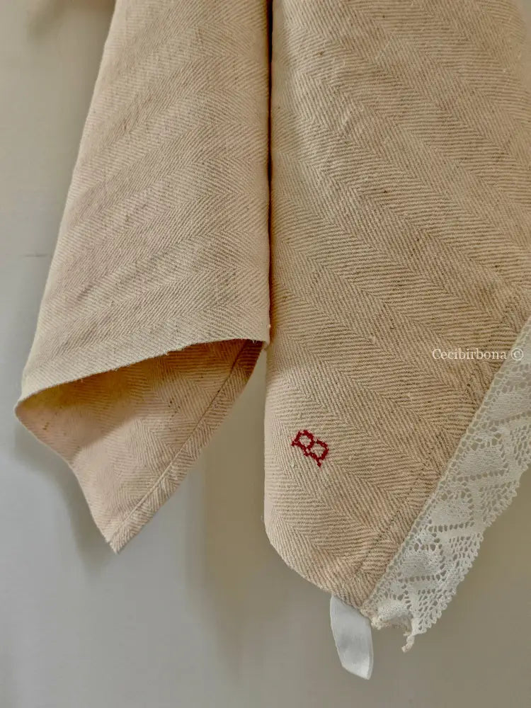 Canovaccio con pizzo e cifra rossa B Canovaccio