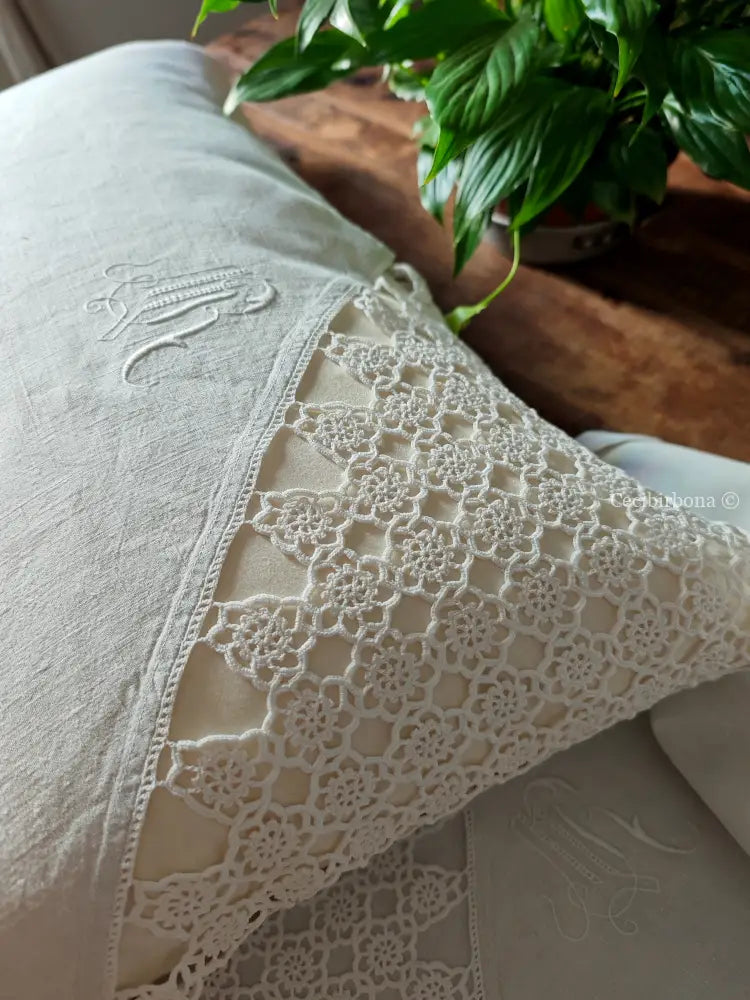 Coppia di federe antiche con pizzo all’uncinetto e monogramma MR biancheria antica per la casa