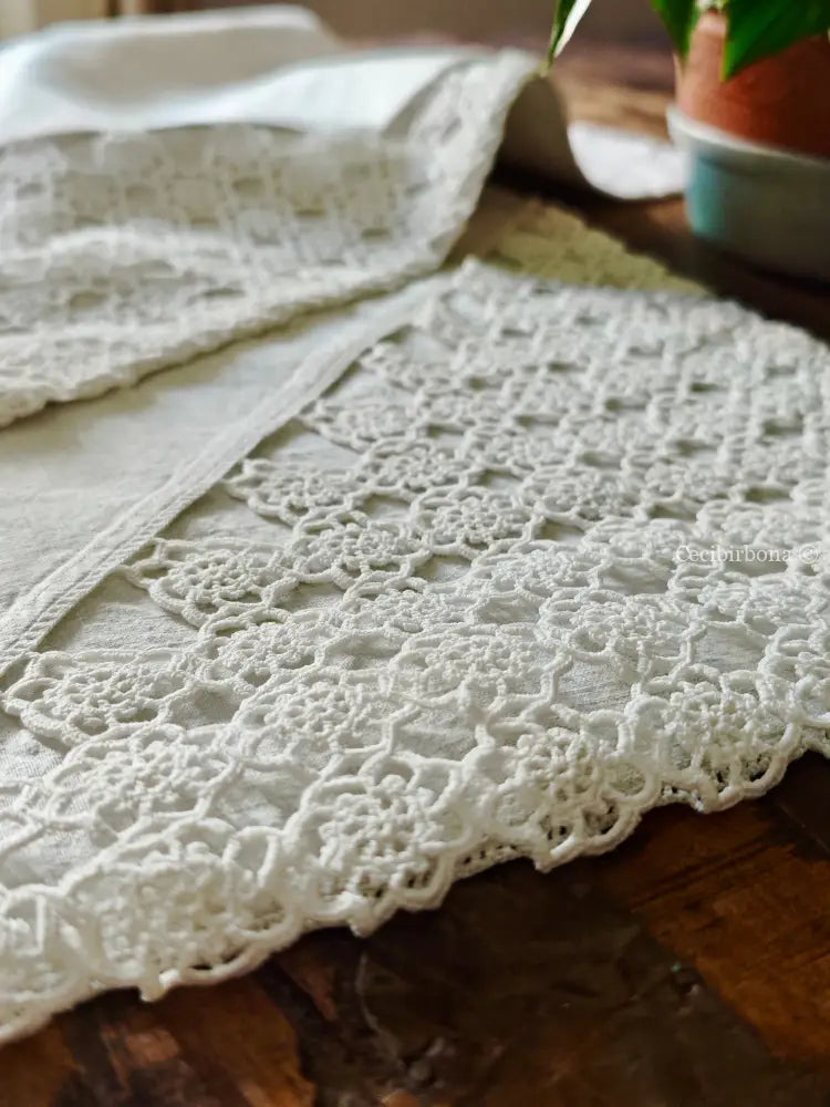 Coppia di federe antiche con pizzo all’uncinetto e monogramma MR biancheria antica per la casa