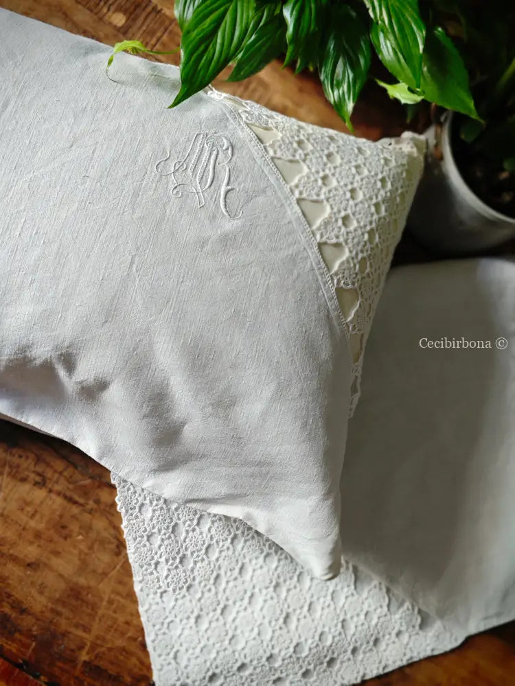 Coppia di federe antiche con pizzo all’uncinetto e monogramma MR biancheria antica per la casa