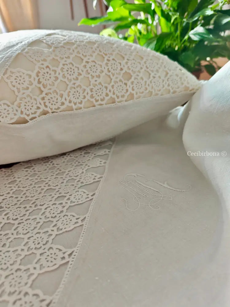 Coppia di federe antiche con pizzo all’uncinetto e monogramma MR biancheria antica per la casa