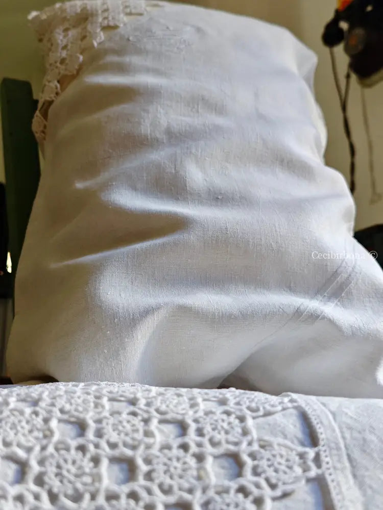 Coppia di federe antiche con pizzo all’uncinetto e monogramma MR biancheria antica per la casa