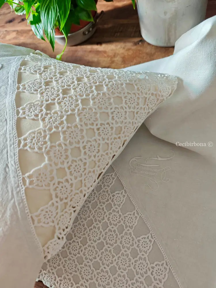 Coppia di federe antiche con pizzo all’uncinetto e monogramma MR biancheria antica per la casa