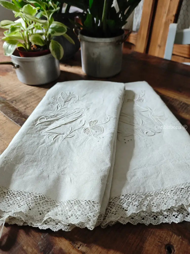 Coppia di federe antiche ricamate in lino “Corredo di Angiolina” biancheria antica per la casa