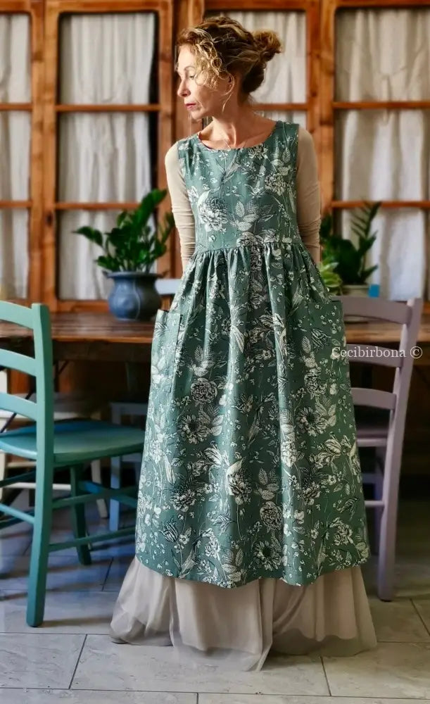 Disponibile In preordine Grembiule a fiori su fondo verde grigio (Ref. 163) grembiule donna tessuti moderni