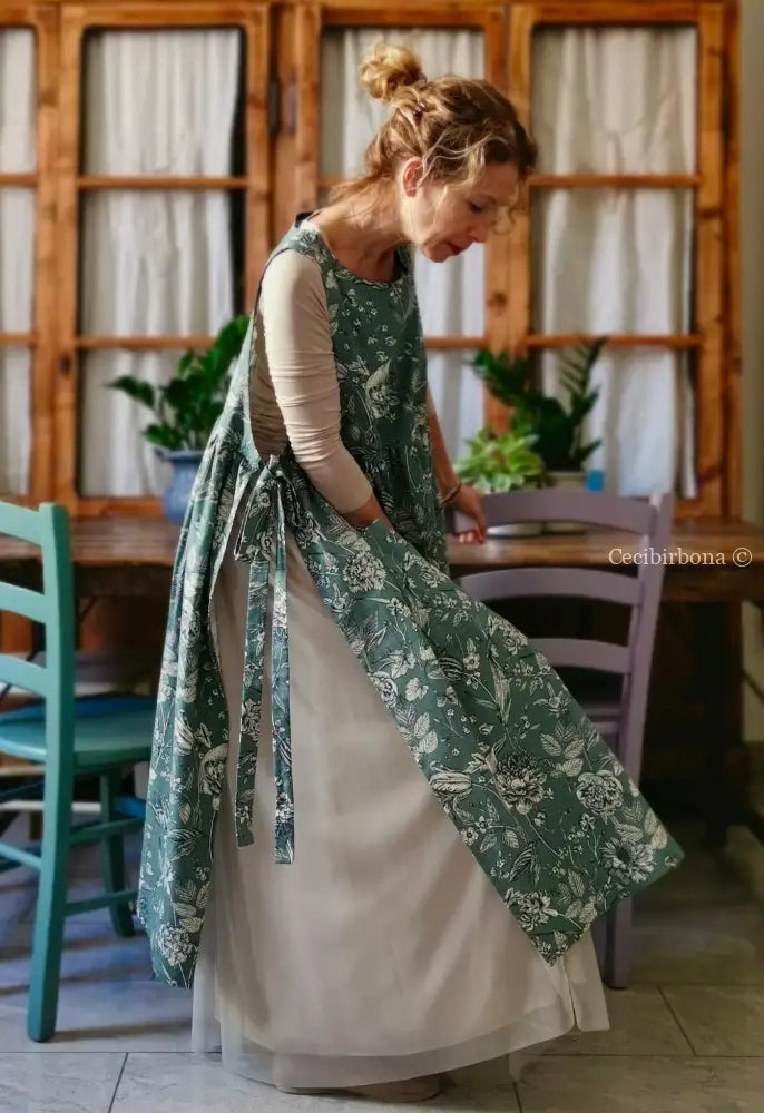 Disponibile In preordine Grembiule a fiori su fondo verde grigio (Ref. 163) grembiule donna tessuti moderni